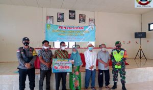 Pastikan Bantuan Tepat Sasaran, Babinsa Koramil 03/Sedanau Awasi Penyaluran BLT DD Pulau Tiga