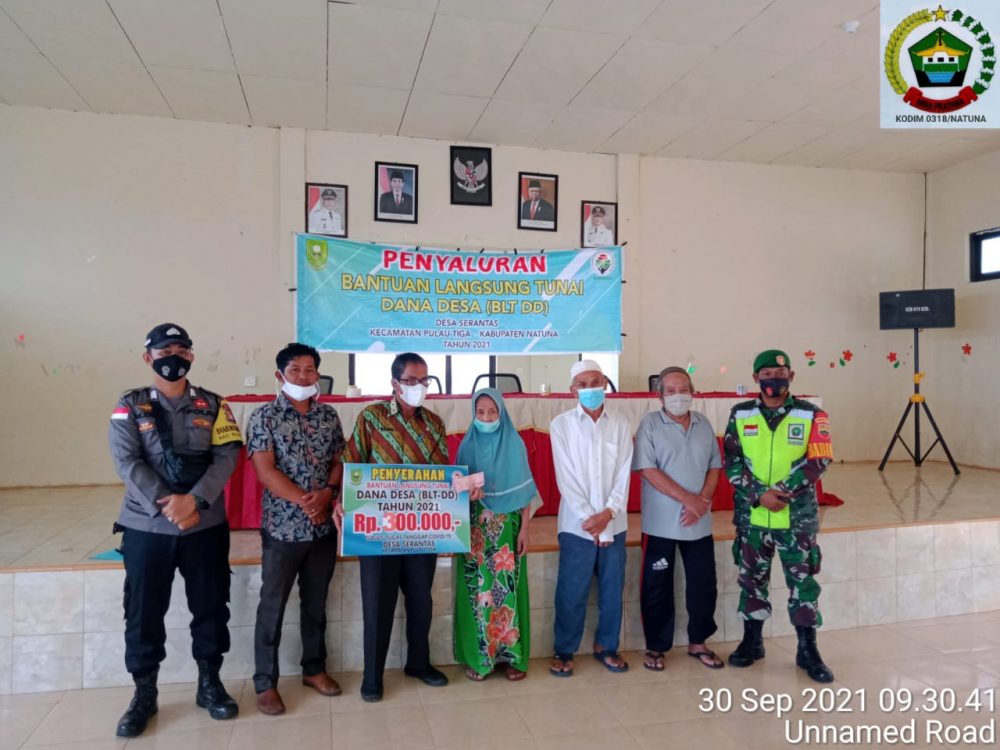 Pastikan Bantuan Tepat Sasaran, Babinsa Koramil 03/Sedanau Awasi Penyaluran BLT DD Pulau Tiga