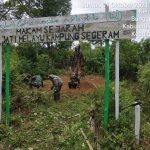 Sejumlah Personil Koramil 03/Sedanau Bersama Warga Goro Bersihkan Makam Sejarah