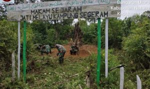 Sejumlah Personil Koramil 03/Sedanau Bersama Warga Goro Bersihkan Makam Sejarah