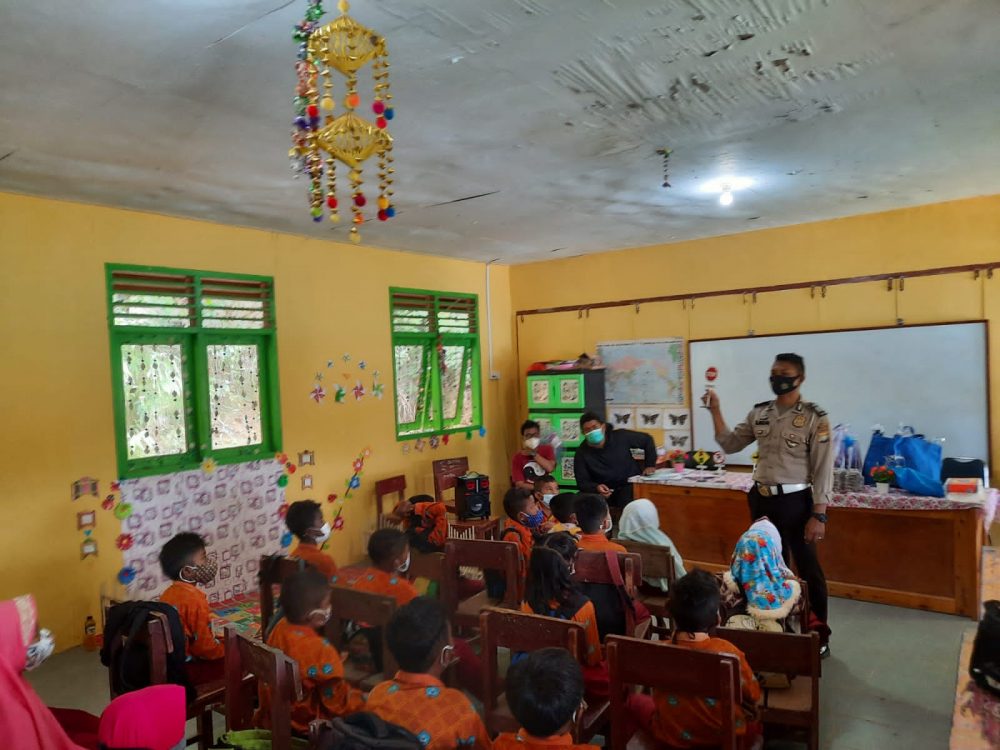 Satlantas Polres Lingga Bersama Tim Pengmas Oseanografi ITB Gelar Giat Polsanak di SDN 006 Selayar