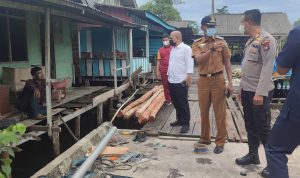 Wan Aris Tinjau Pemasangan Lampu Penerangan Pelabuhan Nelayan di Sungai Ulu