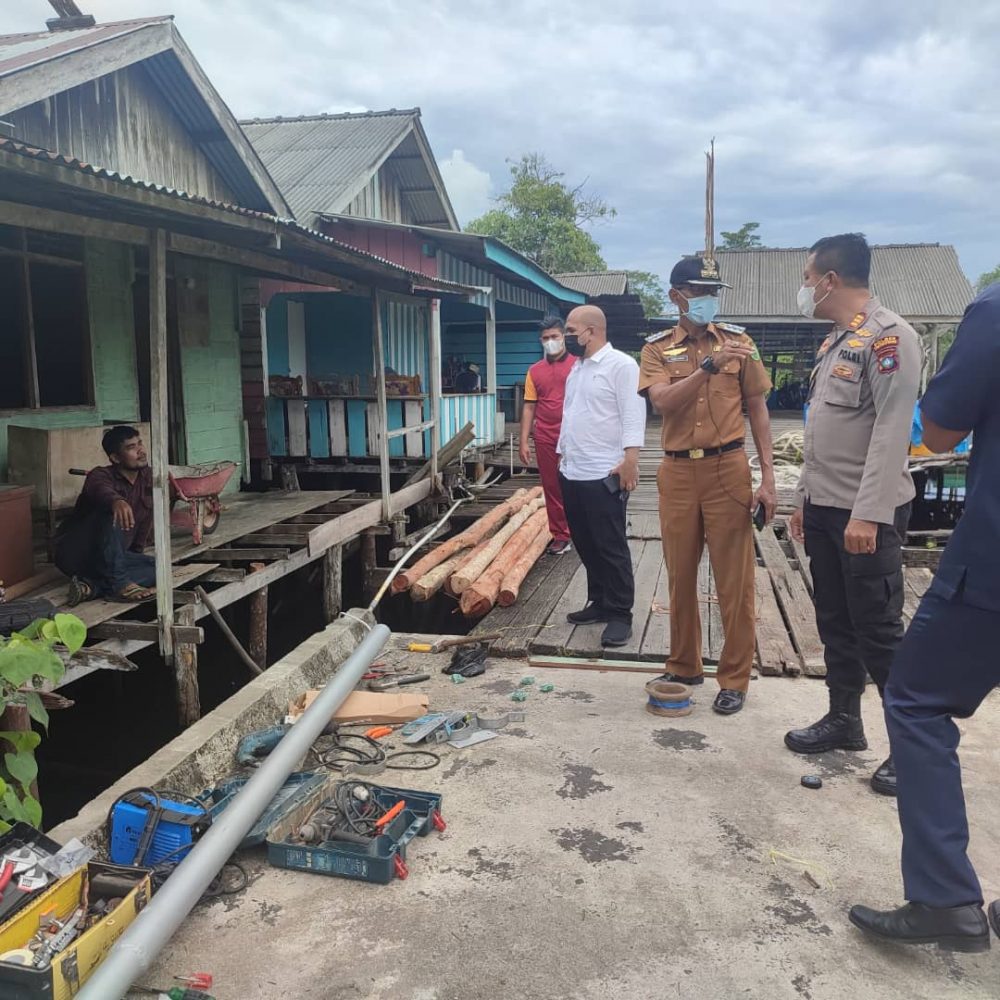 Wan Aris Tinjau Pemasangan Lampu Penerangan Pelabuhan Nelayan di Sungai Ulu