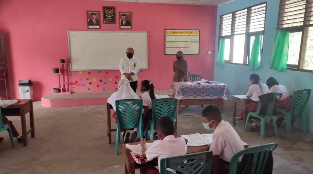Sambangi SDN 002 Batu Bayan, Ketua Komisi I DPRD Natuna Ingatkan Pentingnya Prokes