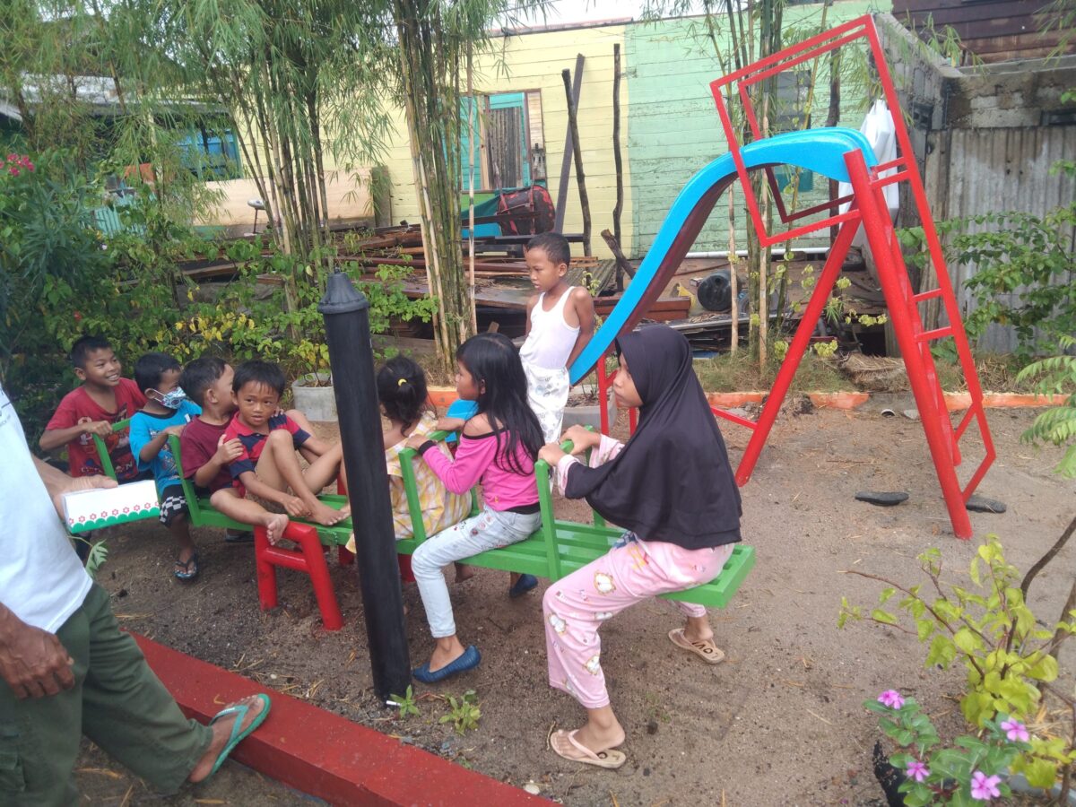 E-Troopers Action Renovasi Taman Bermain Kampung KB Tanjung Unggat