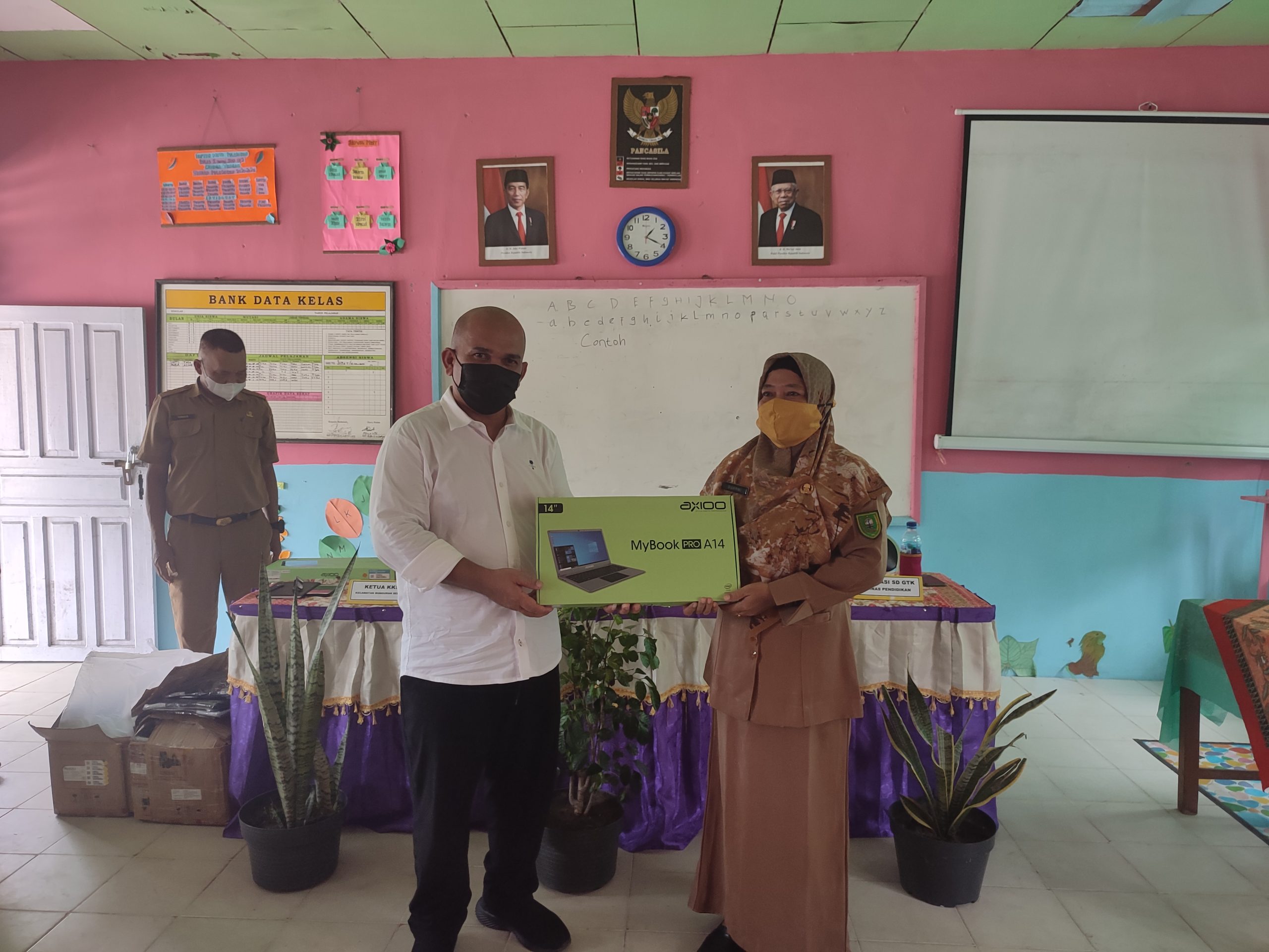 Peduli Pendidikan, Wan Arismunandar Serahkan Bantuan 12 Laptop Kepada Sekolah SD Se-Kecamatan Bungsel