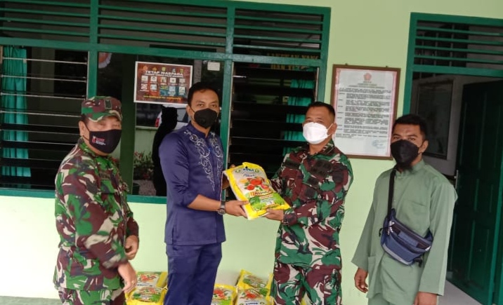 Koramil 02/0315 Bintan Bantu Salurkan Puluhan Paket Beras dari PT. SGI ke Warga Desa Dendun
