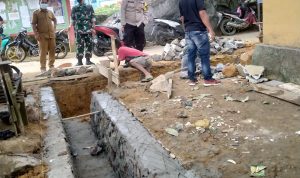 Di Hari Pahlawan 2021, Babinsa Serda Hendry Turut Awasi Pengerjaan Pembuatan Drainase Desa Air Nusa Di Hari Pahlawan 2021, Babinsa Serda Hendry Turut Awasi Pengerjaan Pembuatan Drainase Desa Air Nusa