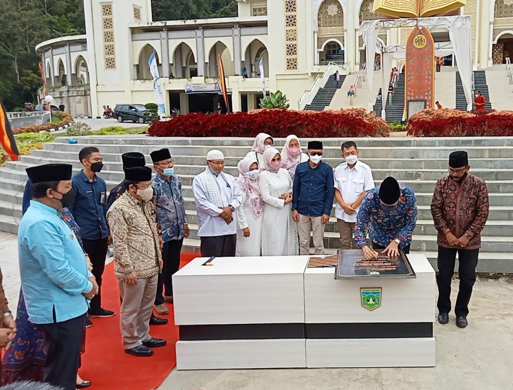 Dirjen Bimas Islam Kemenag RI Resmikan Monumen Al-Qur’an di Padang Panjang Dirjen Bimas Islam Kemenag RI Resmikan Monumen Al-Qur’an di Padang Panjang
