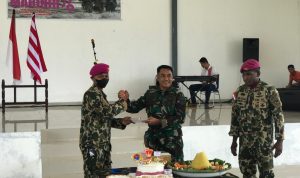 Pemotongan Tumpeng Warnai Peringatan HUT Korps Marinir Ke-76 Oleh Kompi Komposit Marinir Natuna Pemotongan Tumpeng Warnai Peringatan HUT Korps Marinir Ke-76 Oleh Kompi Komposit Marinir Natuna