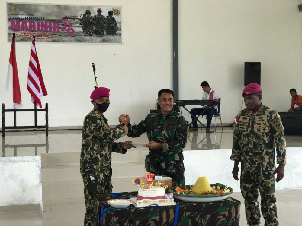 Pemotongan Tumpeng Warnai Peringatan HUT Korps Marinir Ke-76 Oleh Kompi Komposit Marinir Natuna