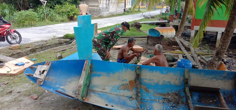 Cuaca Tak Menentu, Babinsa Koramil 06/Serasan Himbau Nelayan Subi Waspada Saat Melaut
