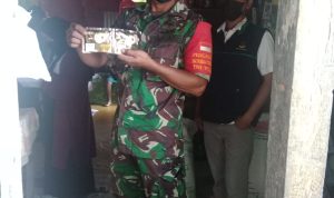 Personel Babinsa 06/Serasan Gelar Sidak Makanan Kadaluarsa di Sejumlah Kedai