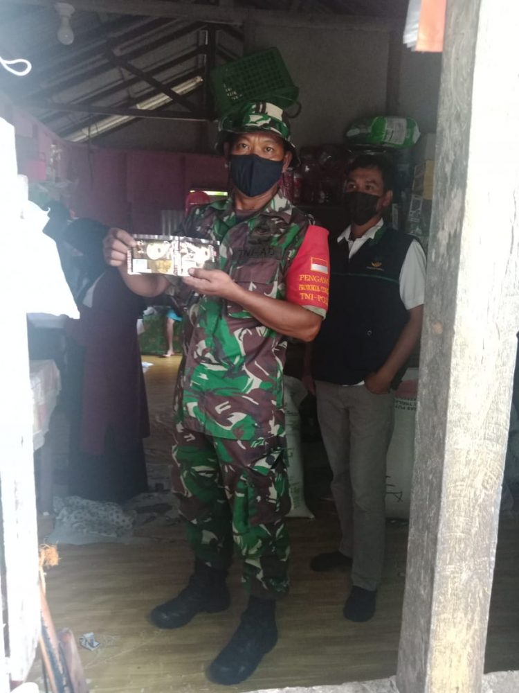 Personel Babinsa 06/Serasan Gelar Sidak Makanan Kadaluarsa di Sejumlah Kedai