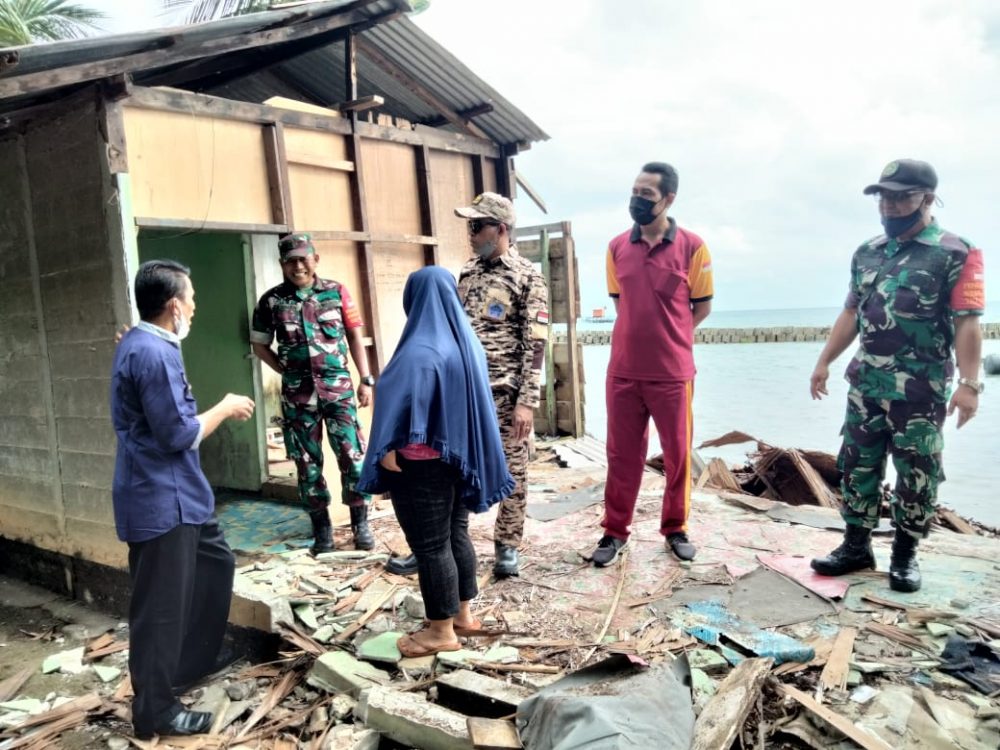 Danramil 06/Serazan Bersama Unsur Kecamatan Pantau Kondisi Rumah Warga Terdampak Gelombang Tinggi Danramil 06/Serazan Bersama Unsur Kecamatan Pantau Kondisi Rumah Warga Terdampak Gelombang Tinggi