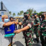 TNI AU Salurkan Bansos 1.000 Paket Sembako Kepada Masyarakat Natuna