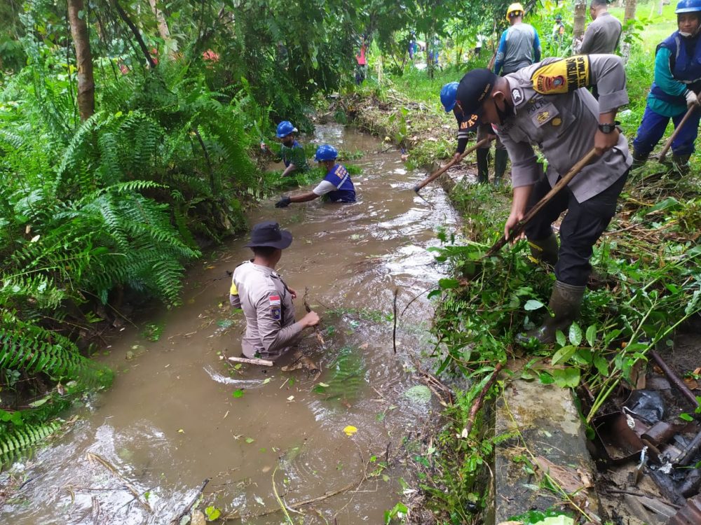 Sinergitas TNI-Polri Bersama Warga Laksanakan Goro Cegah Banjir