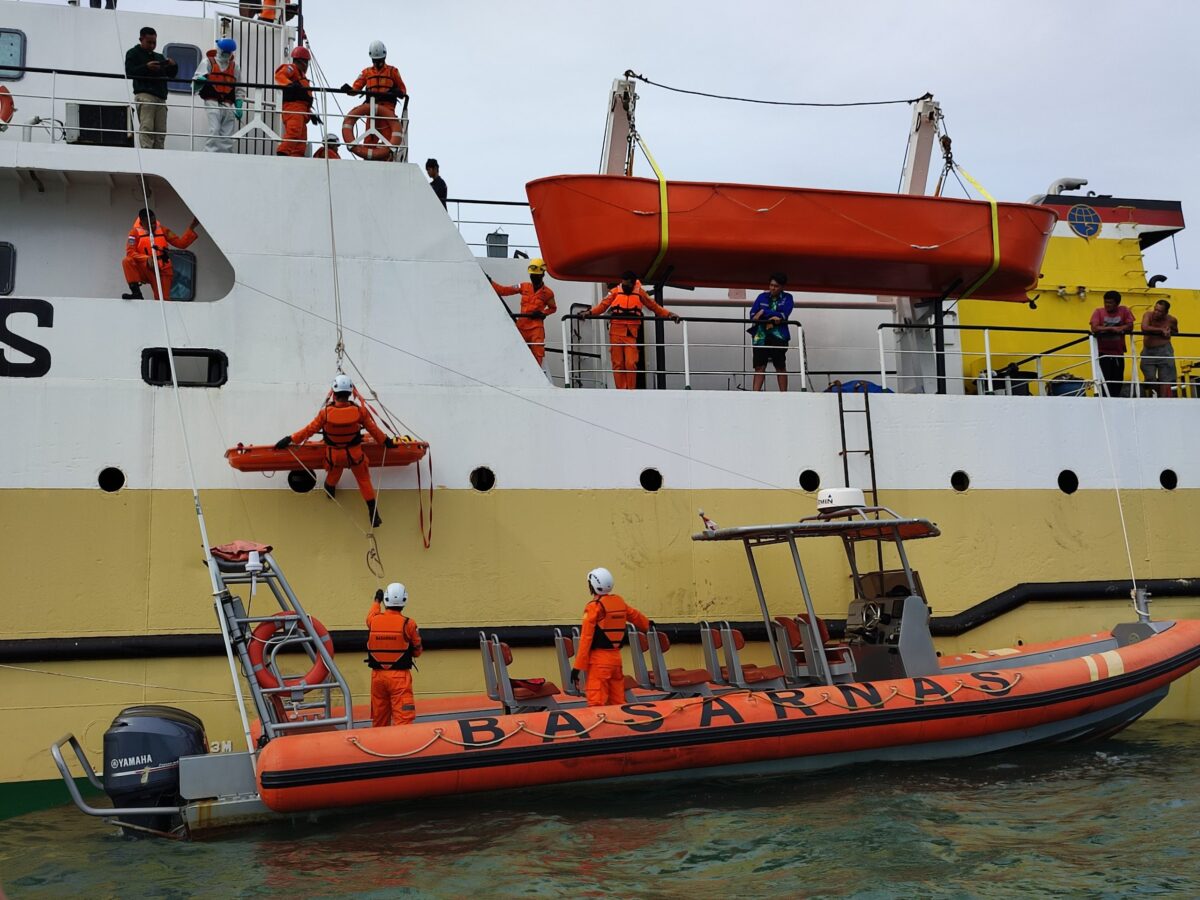 KPP Basarnas Natuna Lakukan Medevak Terhadap 2 Korban Laka Kerja ABK KM 36