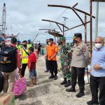 FKPD Bersama Ketua Komisi I DPRD Natuna Pantau Arus Mudik Nataru FKPD Bersama Ketua Komisi I DPRD Natuna Pantau Arus Mudik Nataru