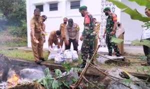Koramil 06/Serasan Bersama Instansi Terkait Musnahkan Barang Kadaluarsa Hasil Sitaan