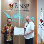 Ketua BNSP Serahkan Langsung Sertifikat Lisensi LSP SDM TIK