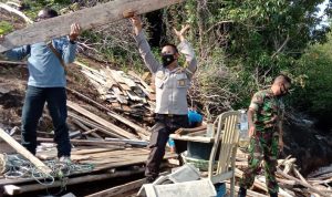 Kasubsektor Mantang Polsek Bintim Bantu Bangun Rumah Warga Korban Gelombang Besar