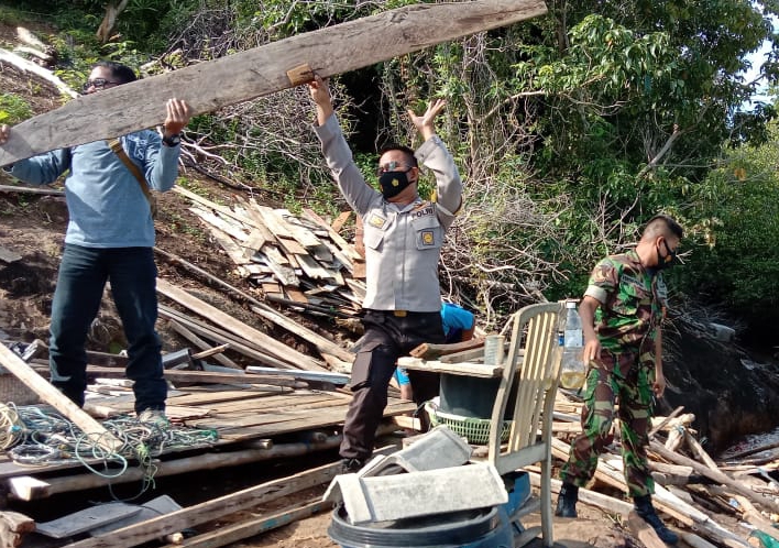 Kasubsektor Mantang Polsek Bintim Bantu Bangun Rumah Warga Korban Gelombang Besar