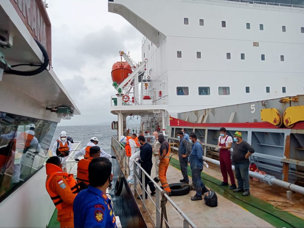 ABK Kapal Berbendera AS Positif Covid-19, Tim SAR Gabungan Berikan Bantuan Peralatan Medis ABK Kapal Berbendera AS Positif Covid-19, Tim SAR Gabungan Berikan Bantuan Peralatan Medis