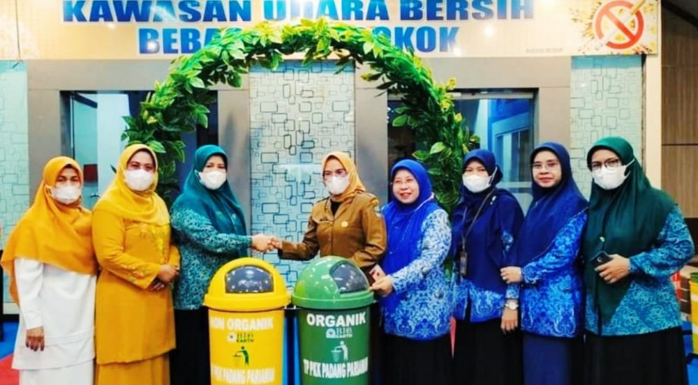 Yusrita Suhatri Bur Serahkan Hadiah Pemenang “Surau Berkah” Yusrita Suhatri Bur Serahkan Hadiah Pemenang “Surau Berkah”