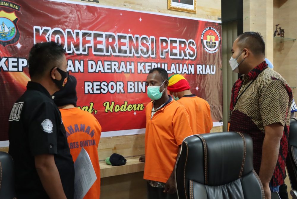 SatReskrim Polres Bintan Tangkap Penambang Pasir Diduga Ilegal SatReskrim Polres Bintan Tangkap Penambang Pasir Diduga Ilegal