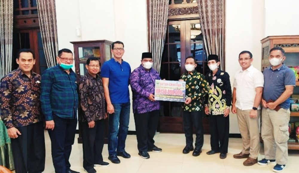 Bupati Padang Pariaman Serahkan Bantuan Bencana Alam Gunung Semeru Kepada Bupati Lumajang