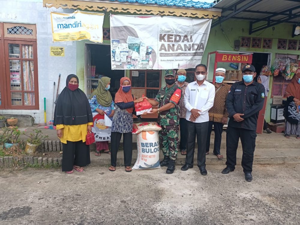 Babinsa Sertu Chaniago Turut Kawal Penyaluran Bansos