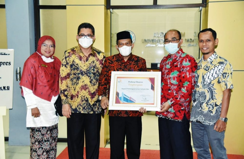 Anniversary 23 tahun Padang Ekspres, Bupati Padang Pariaman Terima Penghargaan Dari Direktur Padang Ekspres