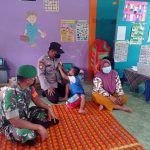 Bersama Babinkamtibmas, Babinsa Sertu Saroji Sosialisasikan Vaksinasi Anak di Sekolah TK Bunda Harapan