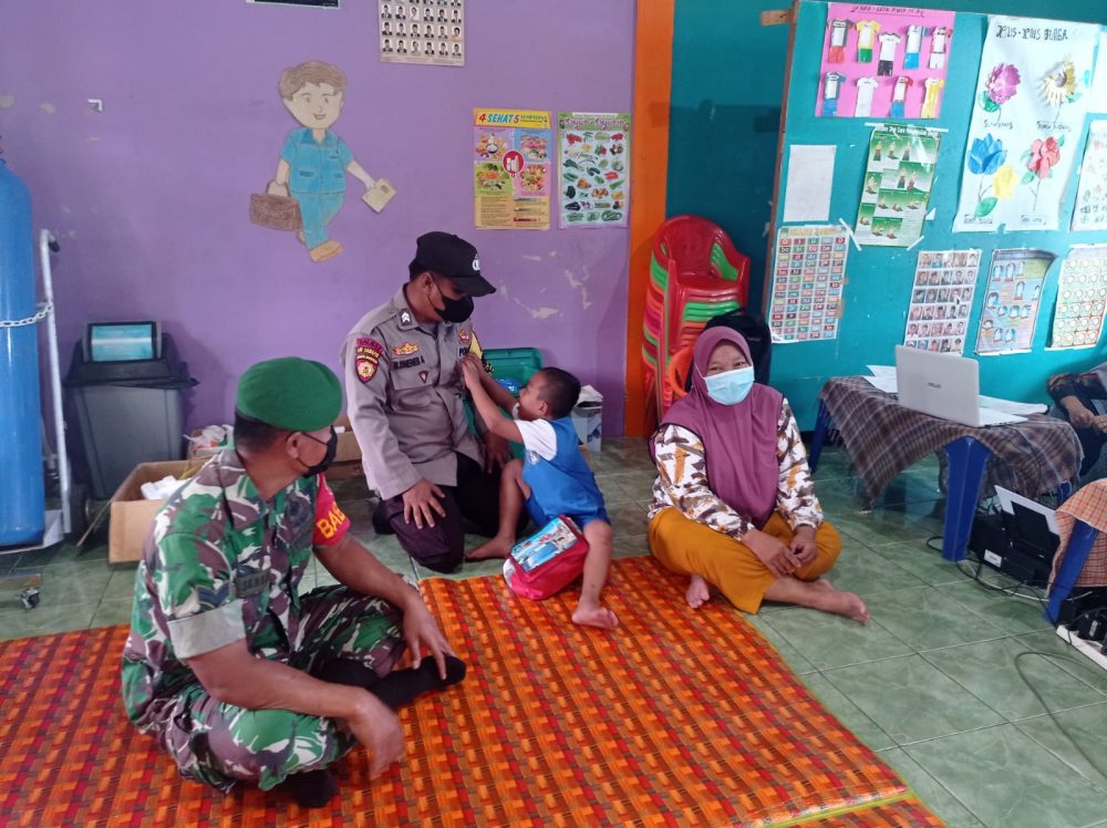 Bersama Babinkamtibmas, Babinsa Sertu Saroji Sosialisasikan Vaksinasi Anak di Sekolah TK Bunda Harapan Bersama Babinkamtibmas, Babinsa Sertu Saroji Sosialisasikan Vaksinasi Anak di Sekolah TK Bunda Harapan