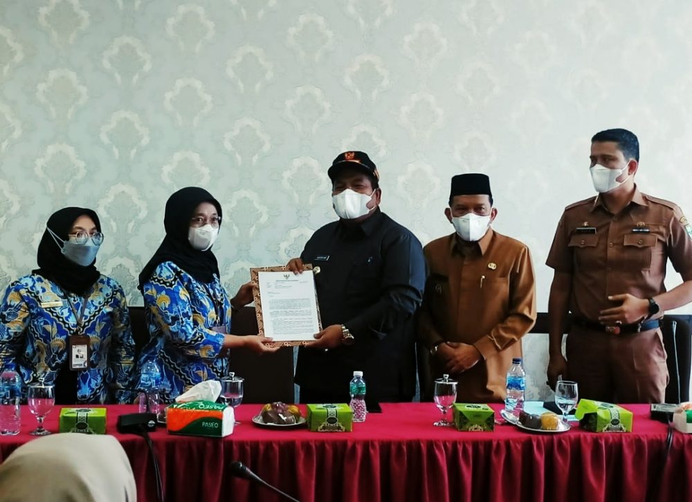 Ombudsman RI Perwakilan Sumbar Serahkan Hasil Kepatuhan Pemkab Padang Pariaman Tahun 2021