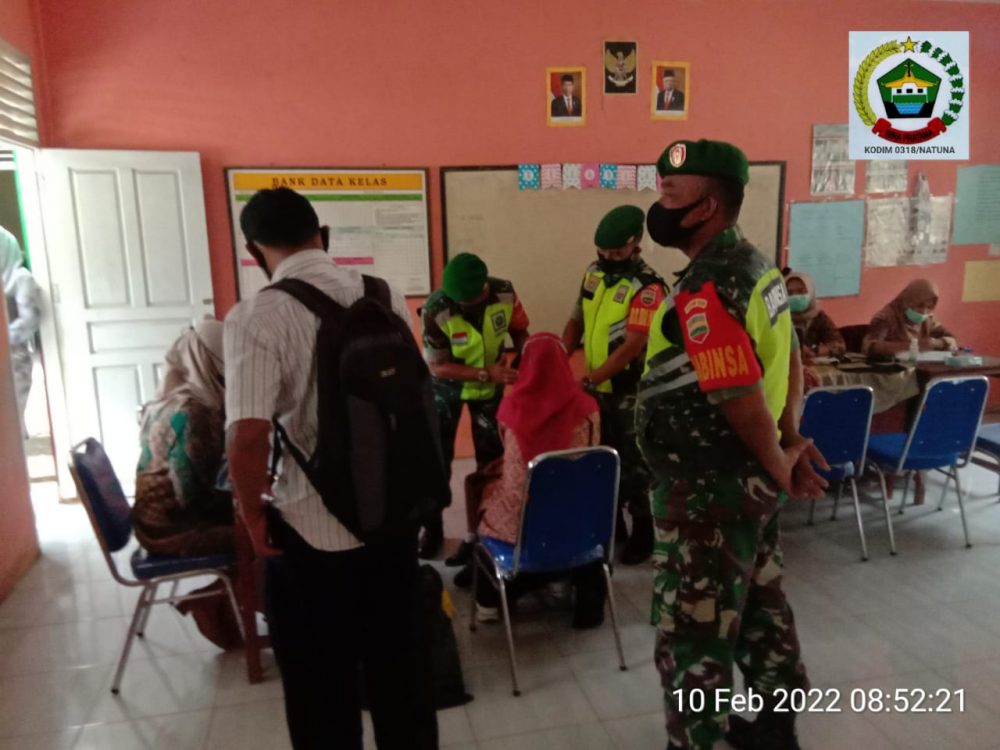 Babinsa Koramil 05/Midai Amankan Kegiatan Vaksinasi Anak Usia 6-11 Tahun