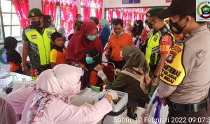 Personil Koramil 05/Midai Amankan Proses Vaksinasi Anak Usia 6-11 Tahun