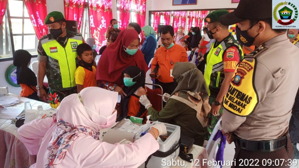 Personil Koramil 05/Midai Amankan Proses Vaksinasi Anak Usia 6-11 Tahun