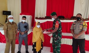 Babinsa Koramil 06/Serasan Kembali Dampingi Penyaluran BLT DD Desa Tanjung Setelung Babinsa Koramil 06/Serasan Kembali Dampingi Penyaluran BLT DD Desa Tanjung Setelung