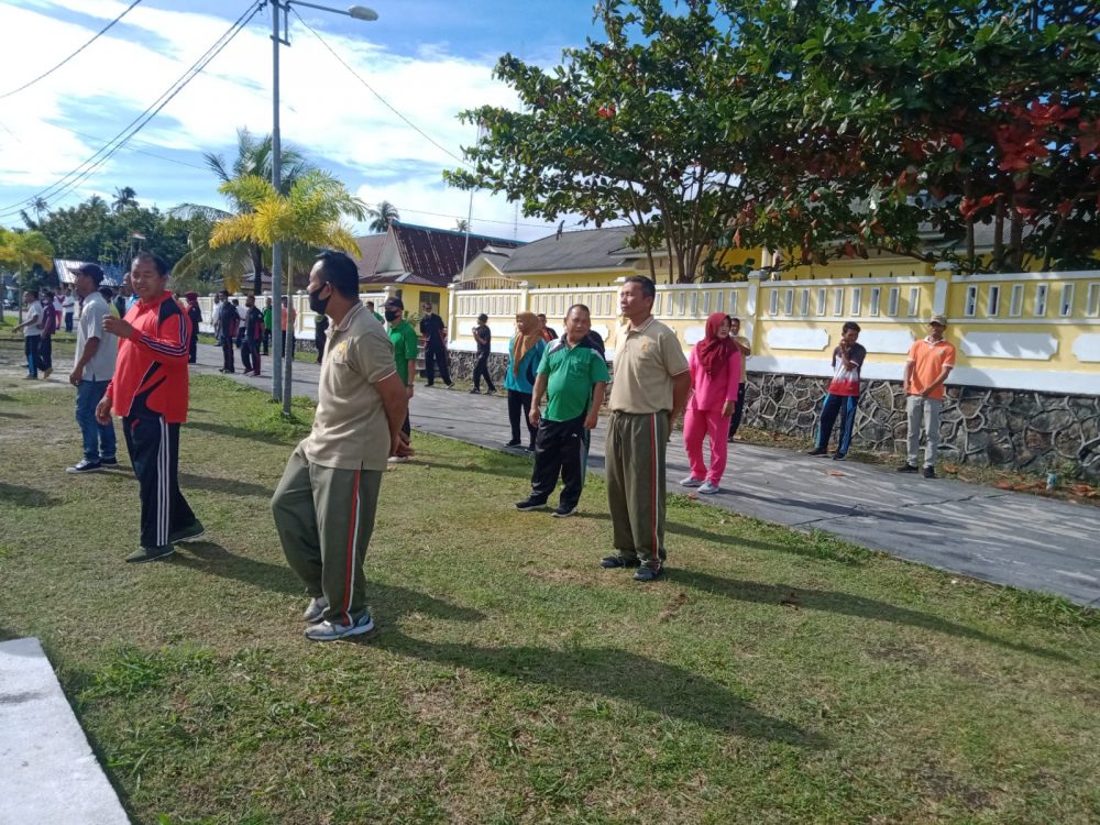 Babinsa Sertu Risdianto Pantau Pelaksanaan Prokes Pada Kegiatan Senam Bersama Babinsa Sertu Risdianto Pantau Pelaksanaan Prokes Pada Kegiatan Senam Bersama