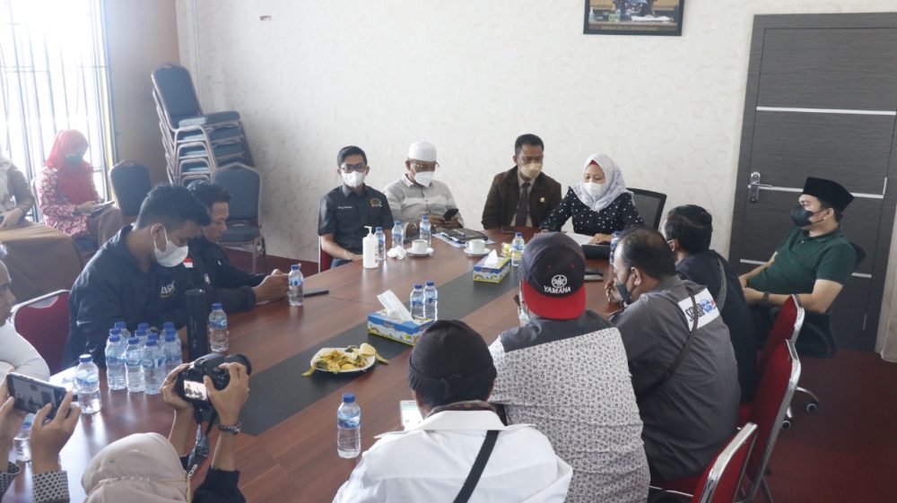 DPRD Kota Tanjungpinang Berikan Hak Jawab dan Koreksi Terkait Pemberitaan Menyangkut Pembayaran Tunjangan Pimpinan dan Anggota DPRD Kota Tanjungpinang DPRD Kota Tanjungpinang Berikan Hak Jawab dan Koreksi Terkait Pemberitaan Menyangkut Pembayaran Tunjangan Pimpinan dan Anggota DPRD Kota Tanjungpinang