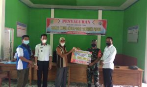 Pastikan Tepat Sasaran, Babinsa Koramil 06/Serasan Dampingi Penyaluran BLT DD Arung Ayam