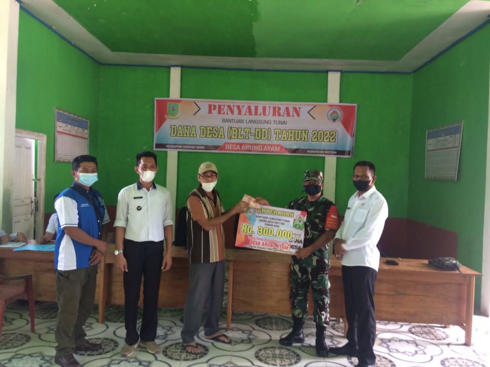 Pastikan Tepat Sasaran, Babinsa Koramil 06/Serasan Dampingi Penyaluran BLT DD Arung Ayam Pastikan Tepat Sasaran, Babinsa Koramil 06/Serasan Dampingi Penyaluran BLT DD Arung Ayam