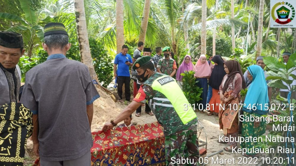 Salut, Personil Babinsa Koramil 05/Midai Melayat Warga Binaan Yang Meninggal Dunia