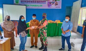 Pastikan Tepat Sasaran, Babinsa Koramil 06/Serasan Dampingi Penyaluran BLT DD