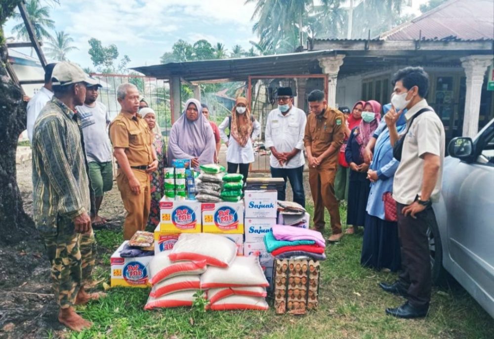 Dinsos P3A Kabupaten Padang Pariaman Beri Bantuan Kepada Korban Angin Puting Beliung Dinsos P3A Kabupaten Padang Pariaman Beri Bantuan Kepada Korban Angin Puting Beliung