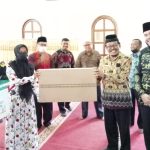 Kakankemenag Padang Panjang Dampingi Walikota Distribusikan Zakat Untuk Pelaku UMKM Kakankemenag Padang Panjang Dampingi Walikota Distribusikan Zakat Untuk Pelaku UMKM