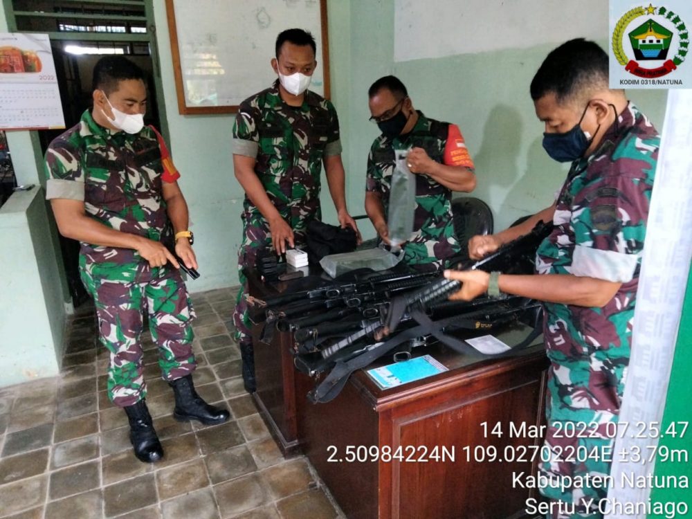 Danramil 06/Serasan Cek Persenjataan Dan Kendaraan Dinas Internal