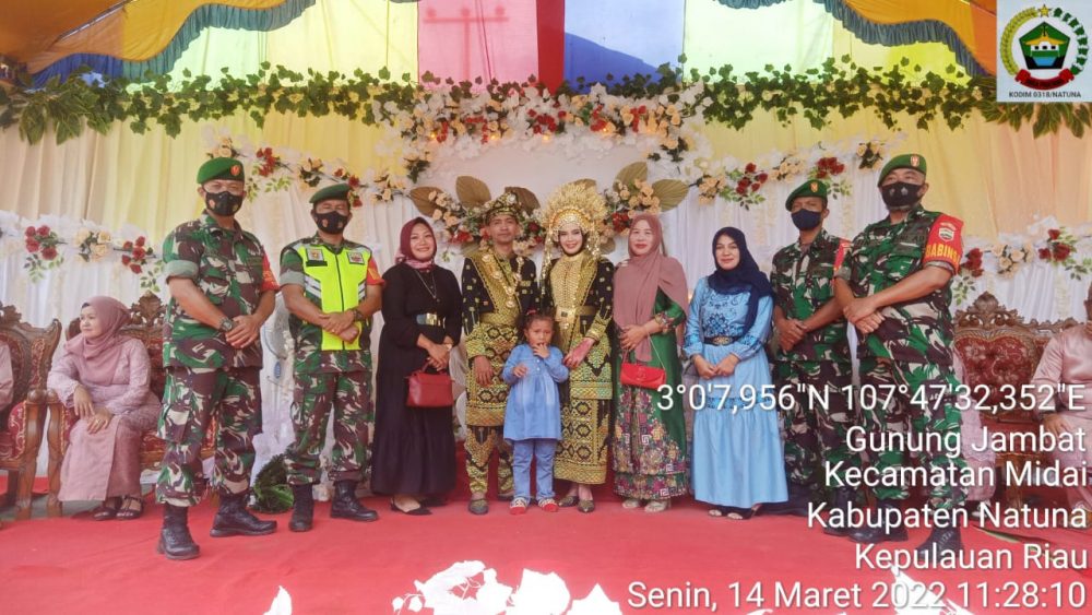 Jalin Silaturrahmi, Babinsa Koramil 05/Midai Hadiri Resepsi Pernikahan Anak Camat Midai